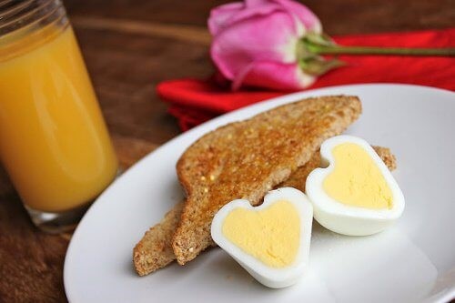 Sådan laver du hjerteformede æg derhjemme