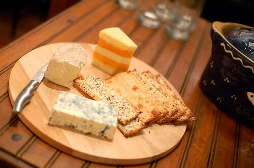 Forskellige ost og knaekbroed