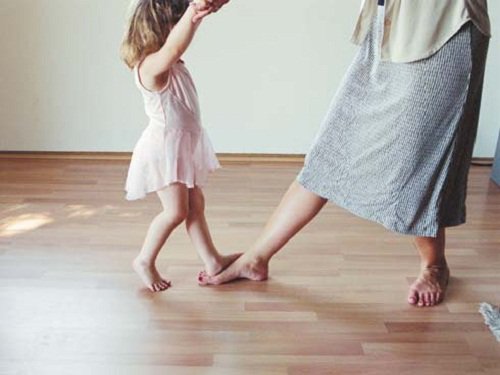 Lille pige der danser med mor - vigtigste vaerdier