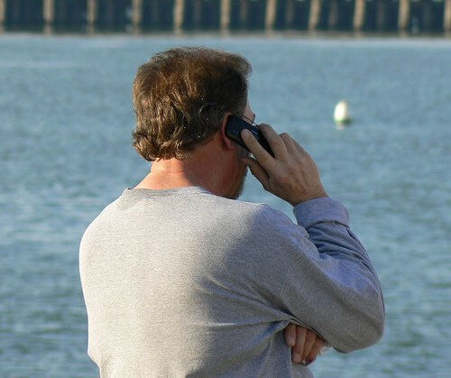 Mand der snakker i telefon