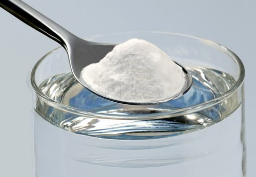Bagepulver og et glas vand