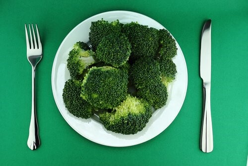 Broccoli paa en tallerken