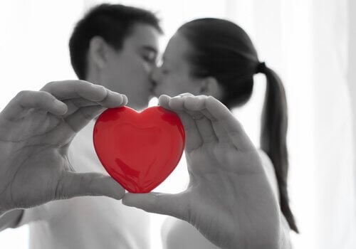 Par der kysser og holder et hjerte
