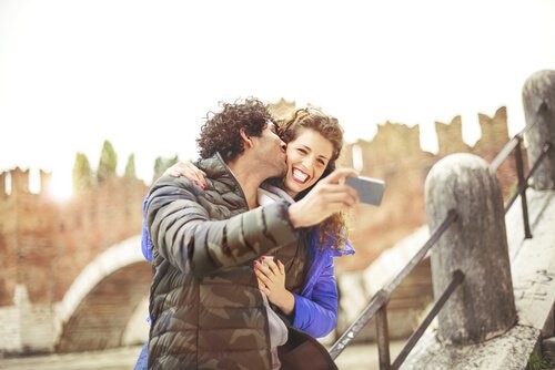 Mand der kysser sin kaereste