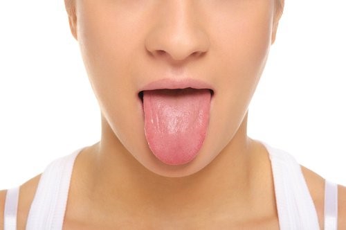 Kvinde der raekker tunge