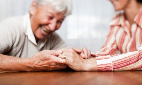 Ung kvinde og aeldre kvinde - saadan skal paaroerende behandles