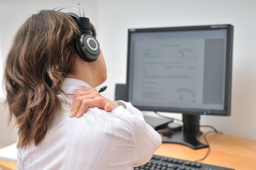 Kvinde med smerter foran computeren