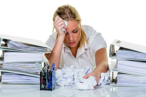 Kvinde med problemer paa arbejdet - din skjoldbruskkirtel