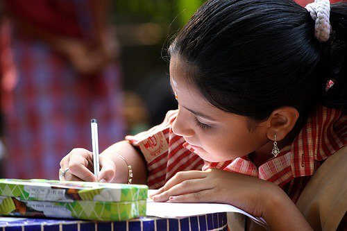 Pige der laver lektier