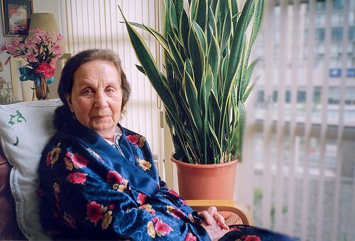 Aeldre kvinde med alzheimers