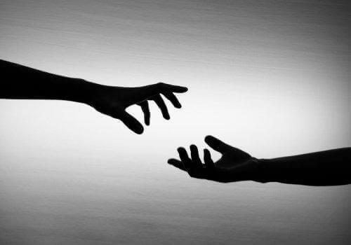 To haender der raekker ud efter hinanden