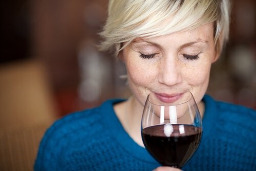Kvinde der dufter et glas vin