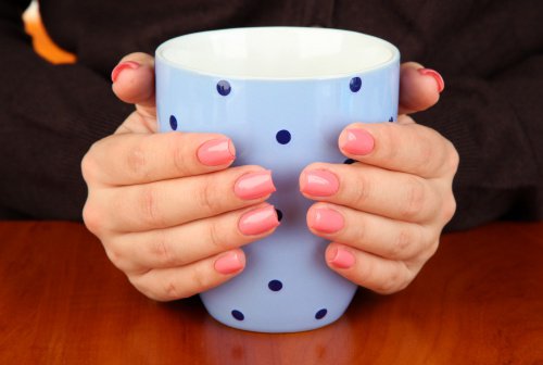 Du kan holde om en varm kop, hvis du har kolde hænder