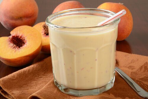 Yoghurt og fersken smoothie