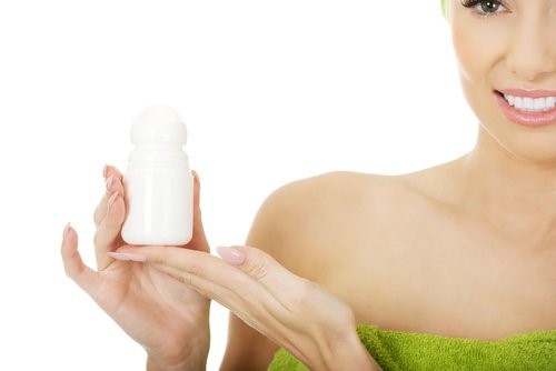 Kvinde der staar med en deodorant