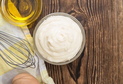 Skaal med mayonnaise - paa dit ansigt