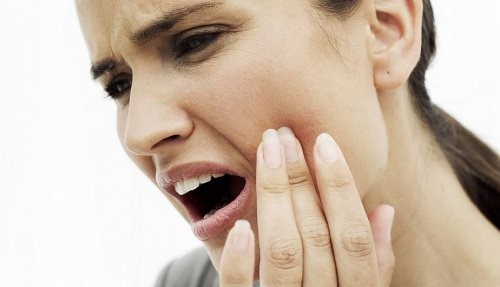 Kvinde med tandpine - undgaa amalgamfyldninger