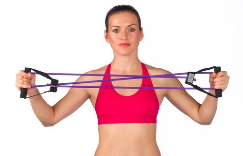 Kvinde der staar med en traenings elastik