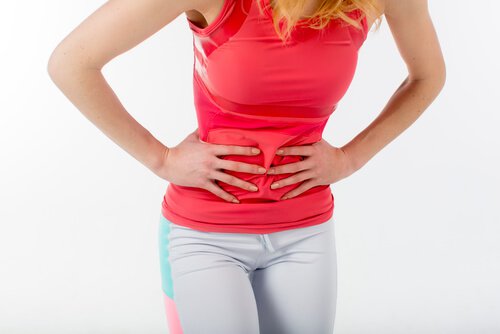 Kvinde der holder sig ved livet