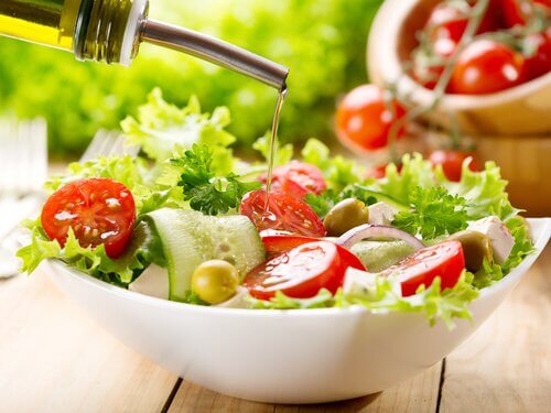 Salat med tomat og olie