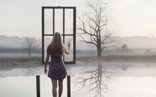 Kvinde foran vindue udenfor