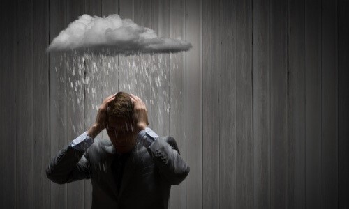 Mand med en regnsky over sig