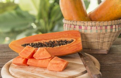 Papaya paa et skaerebraet