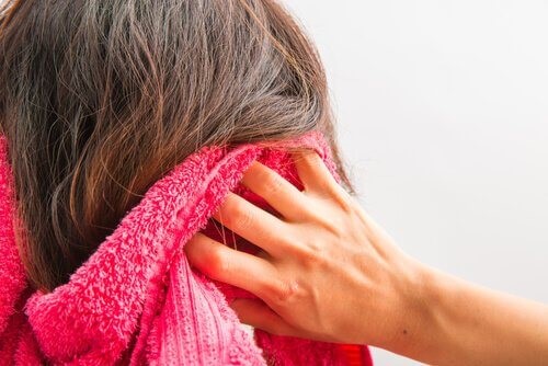 Kvinde der toerrer haar