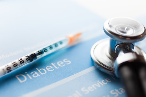Stetoskop og et papir hvor der staar diabetes