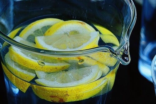Citronskiver i kande med vand.