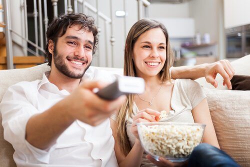 Par der ser film med popkorn