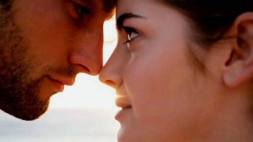 Kvinde og mand kigger på hinanden.