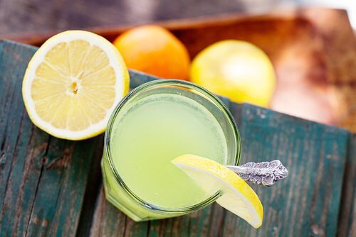 Citronsaft og varmt vand har fantastiske virkninger på kroppen