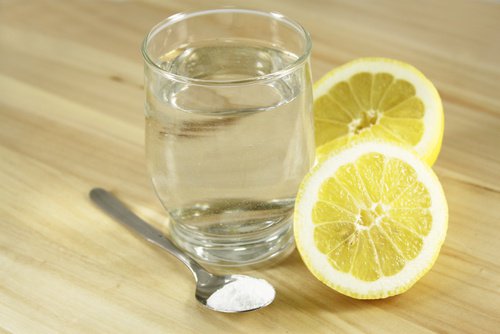 Vand med salt og citron fjerner hovedpine