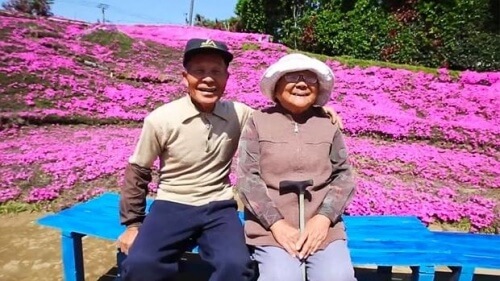 Mand planter 1000 blomster til sin blinde hustru