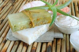 Sådan laver du en fugtgivende aloe vera sæbe
