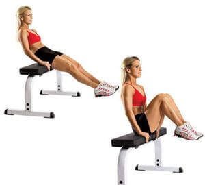 Kvinde der laver situps