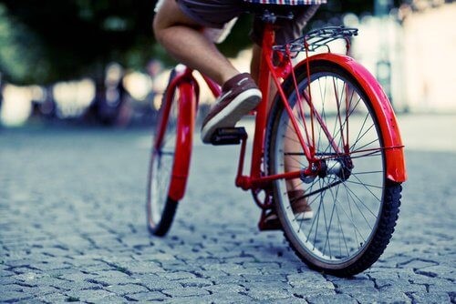 Person der cykler - motionsformer til vaegttab