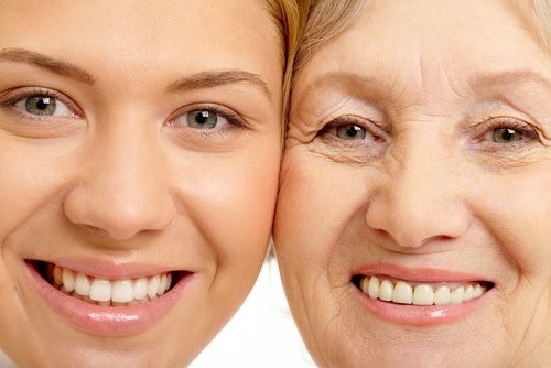 Ung og aeldre kvinde ansigt til ansigt