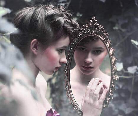 Person der kigger sig selv i lille spejl
