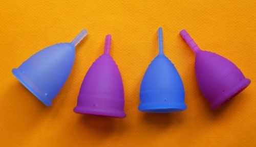 Menstruationskopper kommer typisk i 2 størrelser, men mange farver