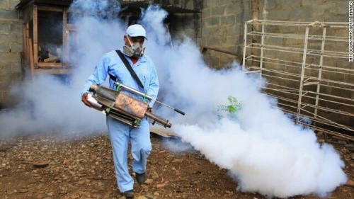 Mand der sproejter mod insekter