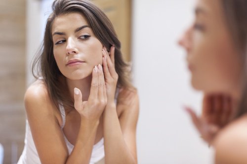 Kvinde der ordner sin hud i ansigtet - aeblecidereddike kan goere dig smukkere
