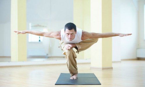 Mand der balancerer