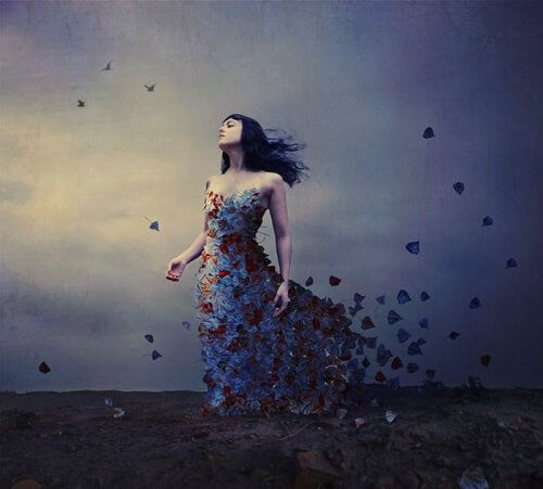 Kvinde der har en kjole af fugle