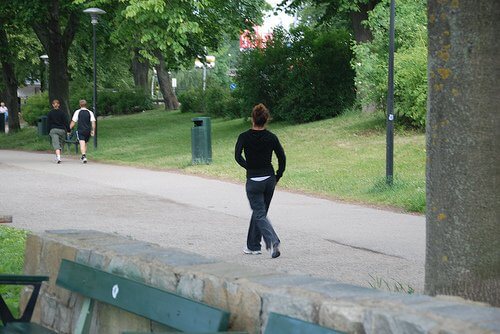 Gaatur i en park