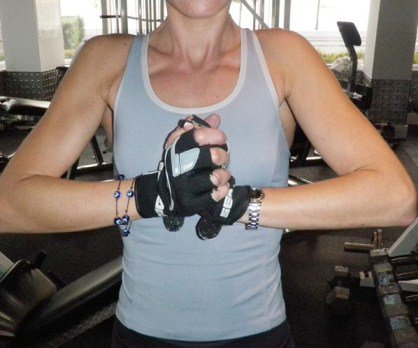 Kvinde der presser haenderne sammen