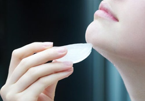 Kvinde der korer isterning paa hagen