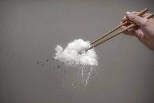 Person der holder sky med spisepinde