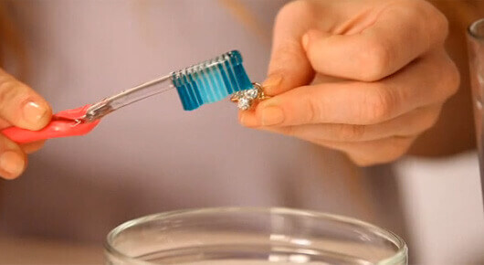 Person der renser ring med tandboerste